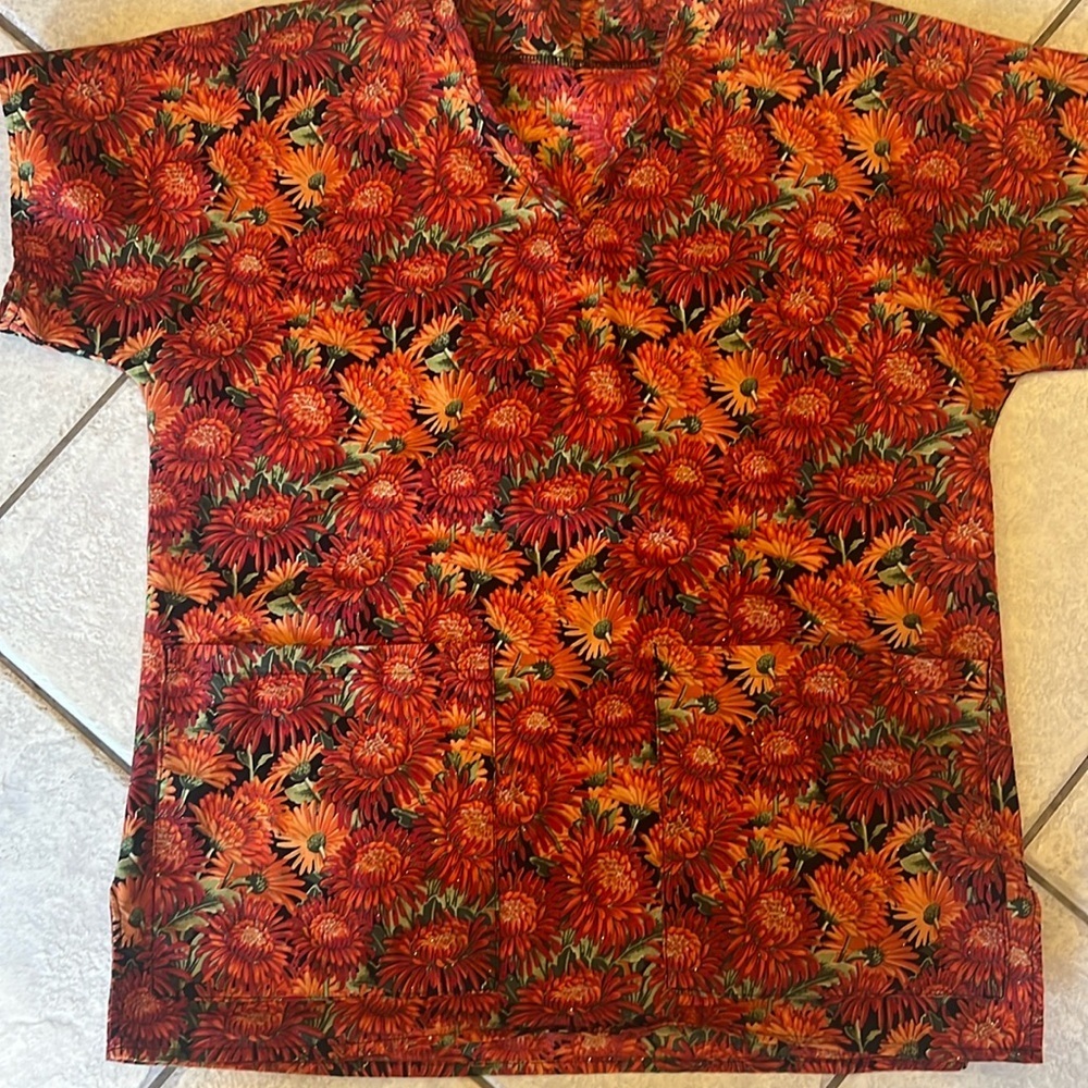 Fall Vneck 2 pocket scrub top. Sparkly mum print szSmall